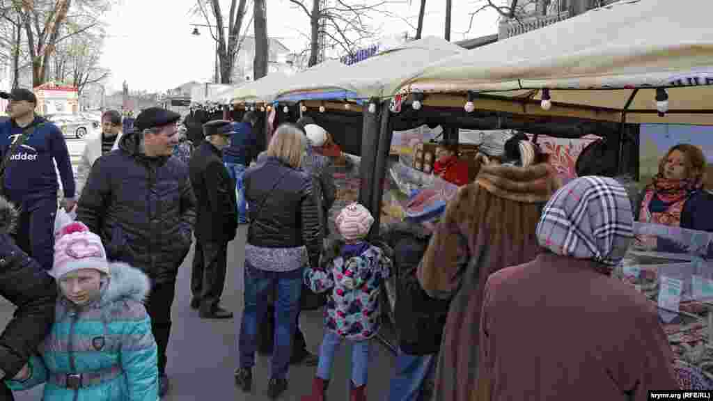 Где много народа – так это на ярмарке по улице Горького, оставшейся от той же Масленицы