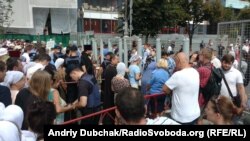 Віряни проходять через контроль та металодетектори на Хрещатику, 27 липня 2016 року 
