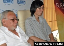 Члены отборочной комиссии кинофестиваля «Евразия» Дамир Манабай (слева) и Нариман Туребай. Алматы, 15 августа 2012 года.