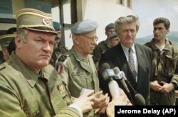 Comandantul trupelor ONU, Philippe Morillon(Franța) între generalul Ratko Mladic și liderul sîrbilor bosniaci Radovan Karadzic, Pale, Bosnia-Herțegovina, 18 mai 1993