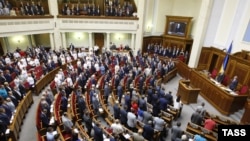Pamje nga punimet e Parlamentit të Ukrainës në Kiev
