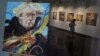 Boris Johnson portréja egy kijevi galériában 2022. július 6-án