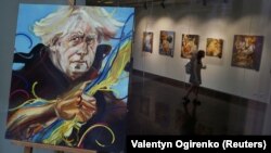 Boris Johnson portréja egy kijevi galériában 2022. július 6-án