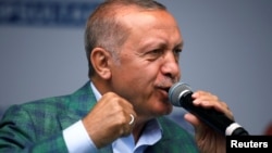 Түркия президенті Реджеп Тайып Ердоғанның жиында сөйлеп тұрған сәті. Стамбул, 23 маусым 2018 жыл