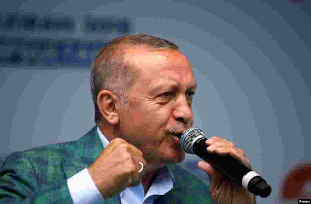 Режеп Тайып Эрдоган Стамбулдагы митингде сүйлөп жаткан учур. 