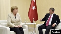 Angela Merkel se sastala sa turskim premijerom Ahmetom Davutogluom, 23. april 2016.
