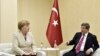 Турецкий премьер Ахмет Давутоглу встретился с канцлером ФРГ Ангелой Меркель 23 апреля, после ее прибытия в Турцию