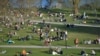Люди в одном из парков Стокгольма, среда, 22 апреля