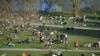 Люди в одном из парков Стокгольма, среда, 22 апреля 2020 года