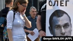 Наталья Каплан возле портрета Олега Сенцова