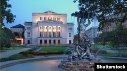 Латвийская национальная опера и фонтан "Нимфа"