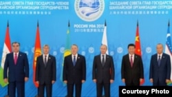 Опубликованное в Узбекистане фото с прошлогоднего саммита ШОС в Уфе, 2015 год.