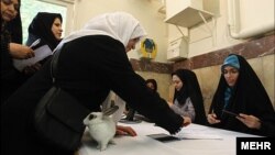  رای‌دهندگان تهرانی به همراه یک خرگوش در حوزه رای‌گیری