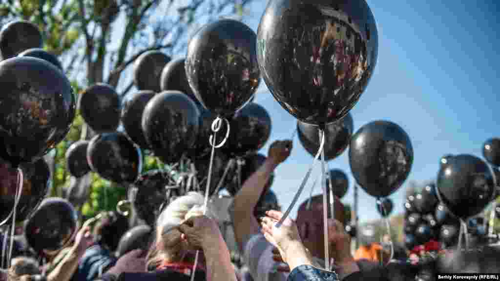Чорні повітряні кульки в пам&#39;ять про загиблих. Два року тому 48 людей загинули у сутичках між проросійськими та проукраїнськими активістами, більшість із них згоріли під час пожежі у Будинку профспілок