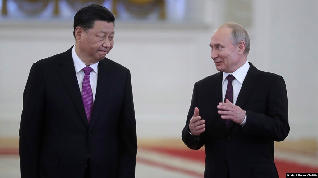 Председатель КНР Си Цзиньпин и президент РФ Владимир Путин во время встречи в Кремле 5 июня 2019 года