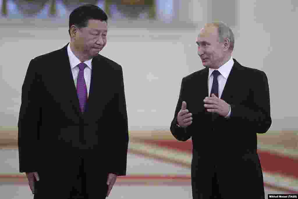 РУСИЈА - Кинескиот претседател Кси Џинпинг ја посети Москва каде се сретна со неговиот руски колега Владимир Путин. Кремљ соопшти дека посета е во знак на новата ера на пријателството и економските односи меѓу двете земји.