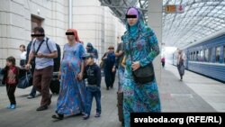 Чеченские беженцы на вокзале