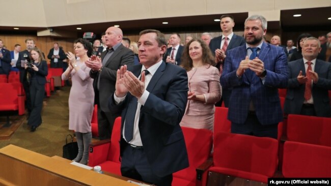 В крымском парламенте аплодируют поправкам в Конституцию России