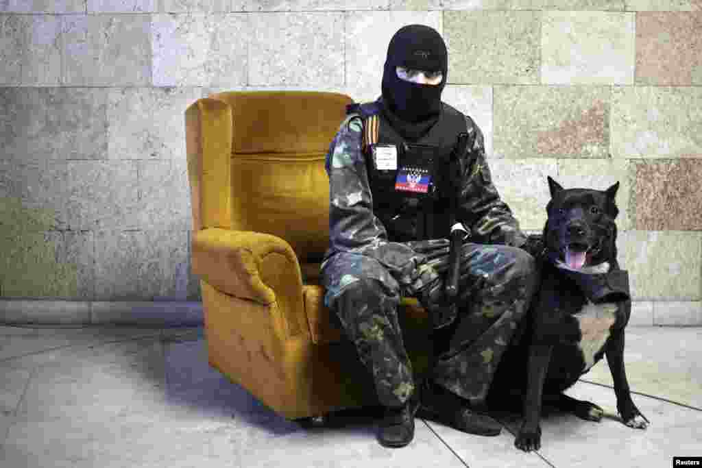 Сепаратист "ДНР" и собака в здании Донецкой ОГА, апрель 2014 года