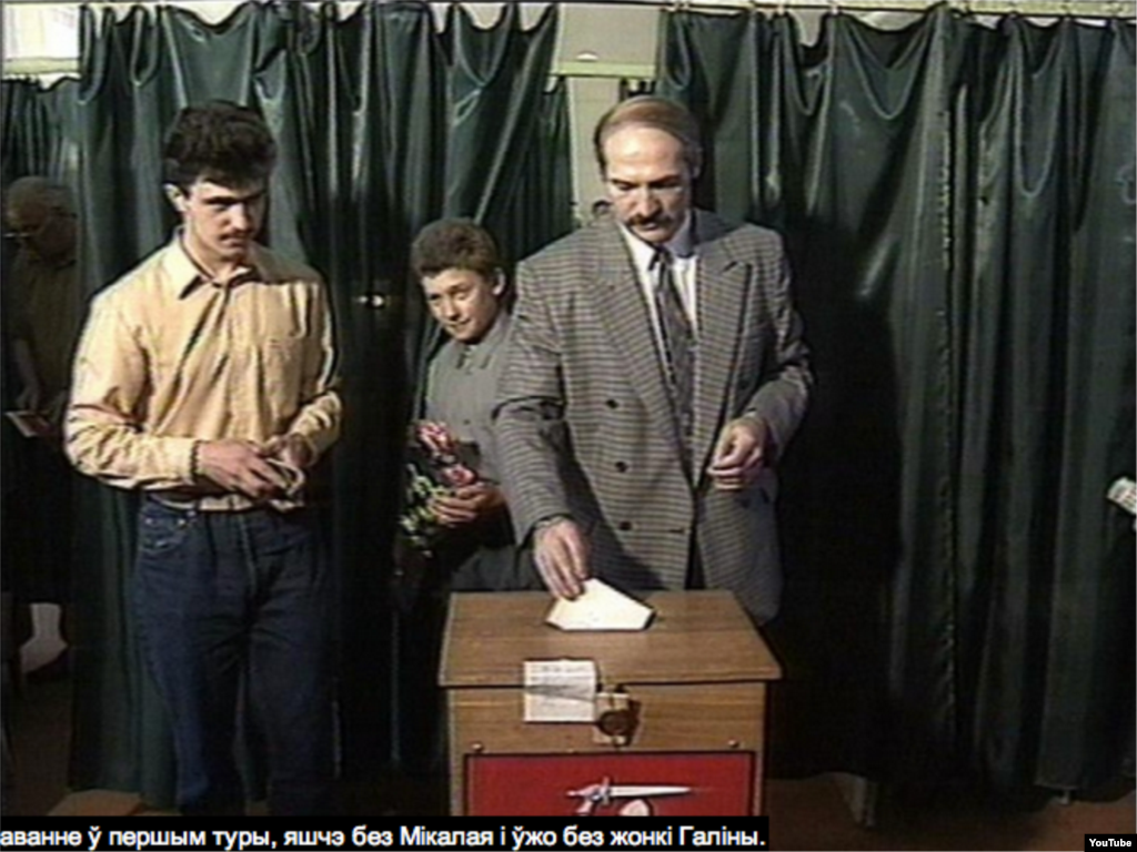Лукашенко голосует на выборах 1994 года, радом с ним сыновья Виктор и Дмитрий.