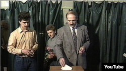 Аляксандар Лукашэнка галасуе на выбарах прэзыдэнта, 1994 