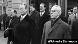 Віллі Штоф (п) прем'єр-міністр Східної Німеччини з Віллі Брандтом (л), канцлером Західної Німеччини, 19 березня 1970 року. в Ерфурті; Це була перша в історії зустріч лідерів Східної та Західної Німеччини