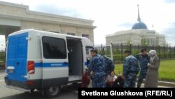 Полицейские задерживают участников протеста против изъятия у них земли. Астана, 23 мая 2014 года.