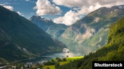 Fiordul Geiranger, din Norvegia, este lung de 16 km și se află din 2005 pe lista monumentelor naturale protejate de UNESCO. Pe 2 septembrie la 3 după-masă, temperatura aerului era de 11 grade.