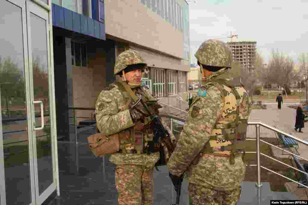 Әкімшілік ғимаратын күзетіп тұрған қарулы әскерилер. Ақтау, Маңғыстау облысы, 21 желтоқсан 2011 жыл.