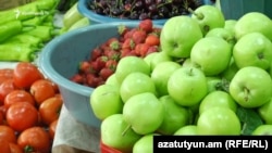 Фрукти та овочі на ринку в Єревані