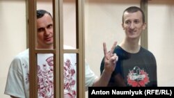 Олег Сенцов (ліворуч) та Олександр Кольченко засудженні за звинуваченням в організації терактів в окупованому Криму
