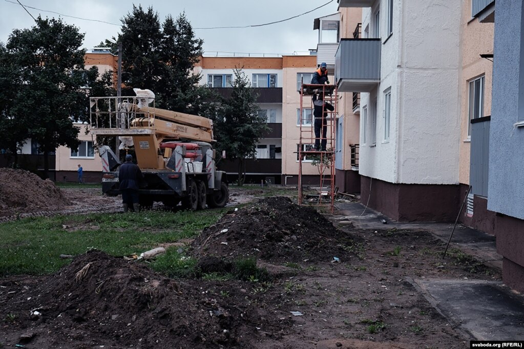 Мы ў левабярэжнай частцы Дуброўна — менавіта тут цэнтар гораду. Забудова збольшага прыватная. Шматкватэрныя дамы — ад трох да пяці паверхаў. Пасьля капітальнага рамонту яны выглядаюць прыстойна.