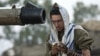 Израильский солдат читает утренние молитвы