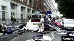 Лондондун Твисток-скверинде жанкечти жардырган эки кабат автобустун жолоочу адам тартып алган сүрөтү. 7-июль 2005