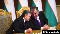 Президенты Узбекистана и Таджикистана Шавкат Мирзияев и Эмомали Рахмон. Душанбе, 9 марта 2018 года.