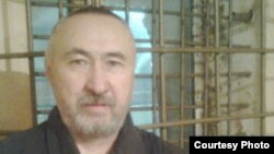 Арон Атабек, казахский диссидент и поэт, на фото, снятом в пересыльной тюрьме в Астане в 2012 году.