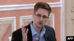 АҚШ-тың ұлттық қауіпсіздік агенттігінің бұрынғы қызметкері Эдвард Сноуден белсенділермен сөйлесіп отыр. Мәскеу, 9 қараша 2013 жыл. (Көрнекі сурет)