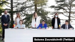 Президент Молдовы Майя Санду, президент Грузии Саломе Зурабишвили и президент Украины Владимир Зеленский подписывают Батумскую декларацию
