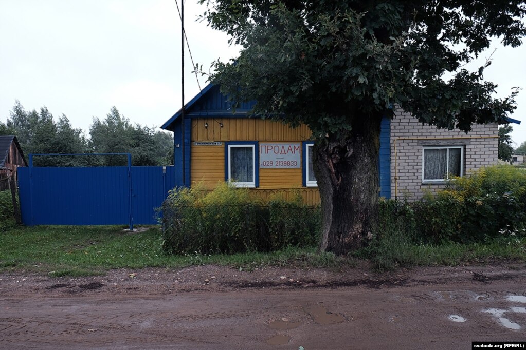 Гуляем па левабярэжным Дуброўне. Кінутыя дамы сустракаюцца рэдка. Шмат дагледжаных, часта бачым добра адбудаваныя. На адным — надпіс «Продаж» з нумарам тэлефона гаспадароў. Дарогі ў прыватным сэктары збольшага без асфальту. Пасьля дажджу ісьці вельмі нязручна.