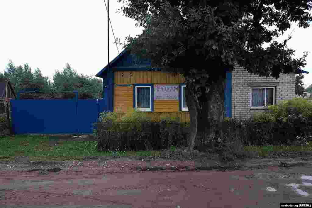 Гуляем па левабярэжным Дуброўне. Кінутыя дамы сустракаюцца рэдка. Шмат дагледжаных, часта бачым добра адбудаваныя. На адным — надпіс «Продаж» з нумарам тэлефона гаспадароў. Дарогі ў прыватным сэктары збольшага без асфальту. Пасьля дажджу ісьці вельмі нязручна.