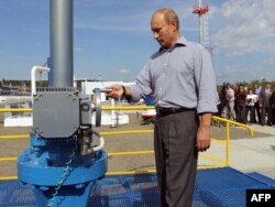 Володимир Путін під час церемонії відкриття російської ділянки російсько-китайського нафтопроводу в далекосхідному регіоні Амур, 29 серпня 2010 року