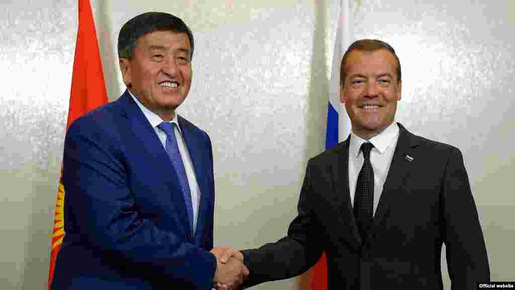 Сооронбай Жээнбеков всегда любезен на переговорах с иностранными коллегами. Встреча с главой правительства России Дмитрием Медведевым в Астане. 14 августа 2017 года.