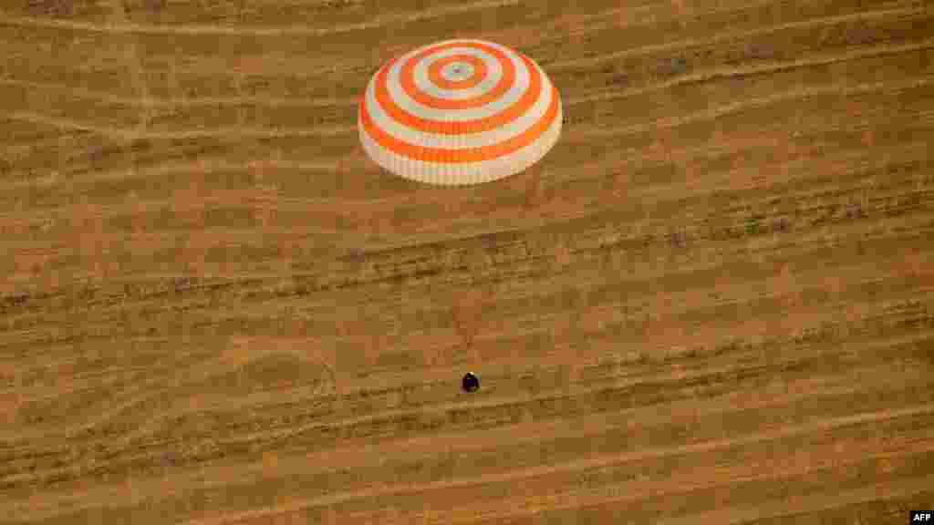 A Soyuz TMA-22 capsule carrying an American astronaut and two Russian cosmonauts descends outside of the Kazakh town of Arkalyk on April 27. (AFP/Kirill Kudryavtevsev)