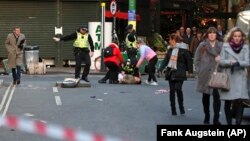 Лондон, полицијата им помага на повредените по нападот со нож