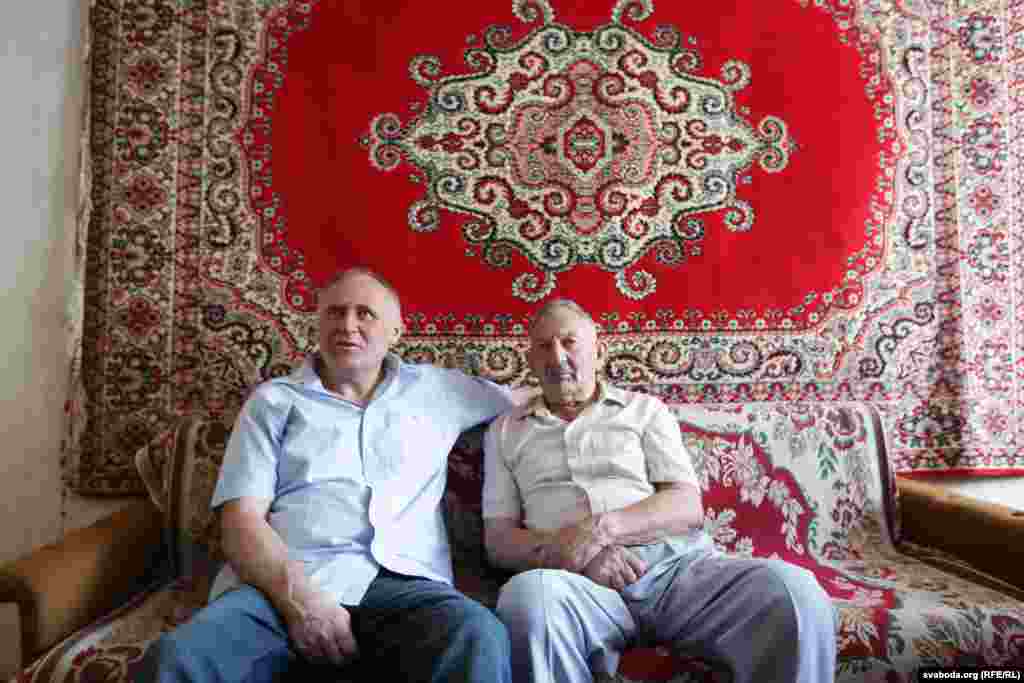 Belarus - Former political prisoner Mikalay Statkevich visits his father, Baranavichy, 23Aug2015