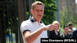 Anticorruption blogger Aleksei Navalny entering the Investigative Committee on July 31.