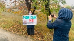 Aliye Emiruseinova bir kişilik narazılıq aktsiyasını canlı yayında köstere (Foto: Qırım birdemligi)