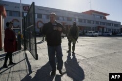 Симферополь, 2 ноября: вооруженные люди проводят обыски в помещениях, которые ранее занимал в Крыму телеканал ATR