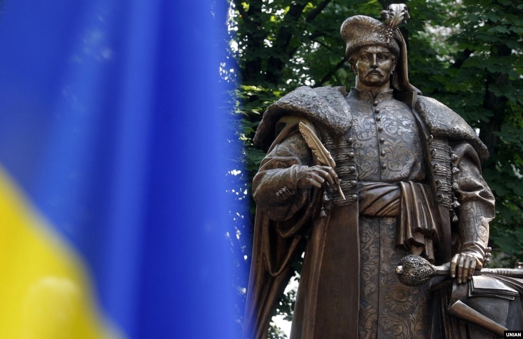 Пам'ятник творцю першої української Конституції, гетьману Пилипу Орлику (1672–1742) під час урочистої церемонії відкриття в Києві, 24 червня 2011 року