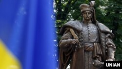 Пам'ятник творцю першої української Конституції, гетьману Пилипу Орлику (1672 –1742). Київ